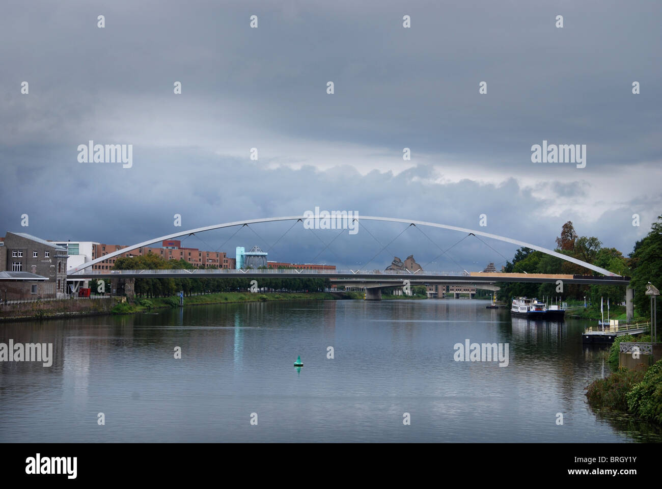 Hoge Brug Maastricht Paesi Bassi con il fiume Maas in primo piano Foto Stock