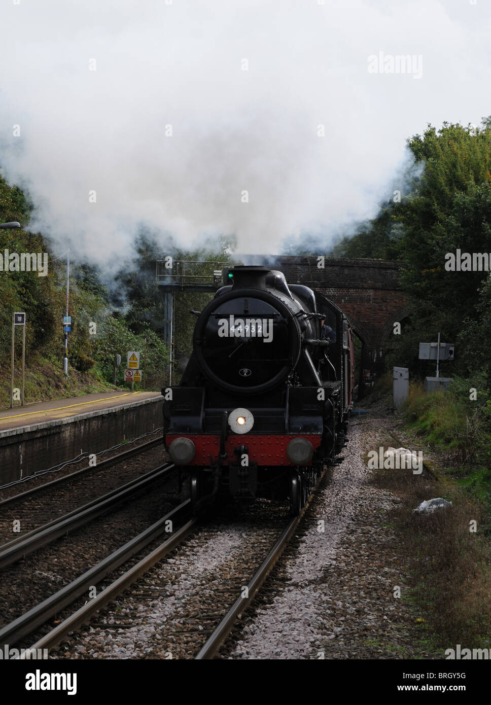 Un 'Black 5' contenitore si appanna il gradiente verso la stazione di Stonegate tirando un tour a nome della ferrovia Touring Company. Foto Stock