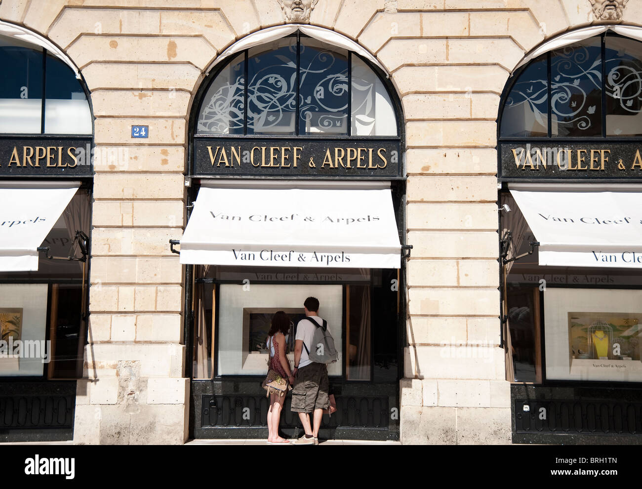 Van Cleef & Arpels windows, gioielli e orologi di lusso collezioni in Place  Vendome, Parigi, Francia Foto stock - Alamy
