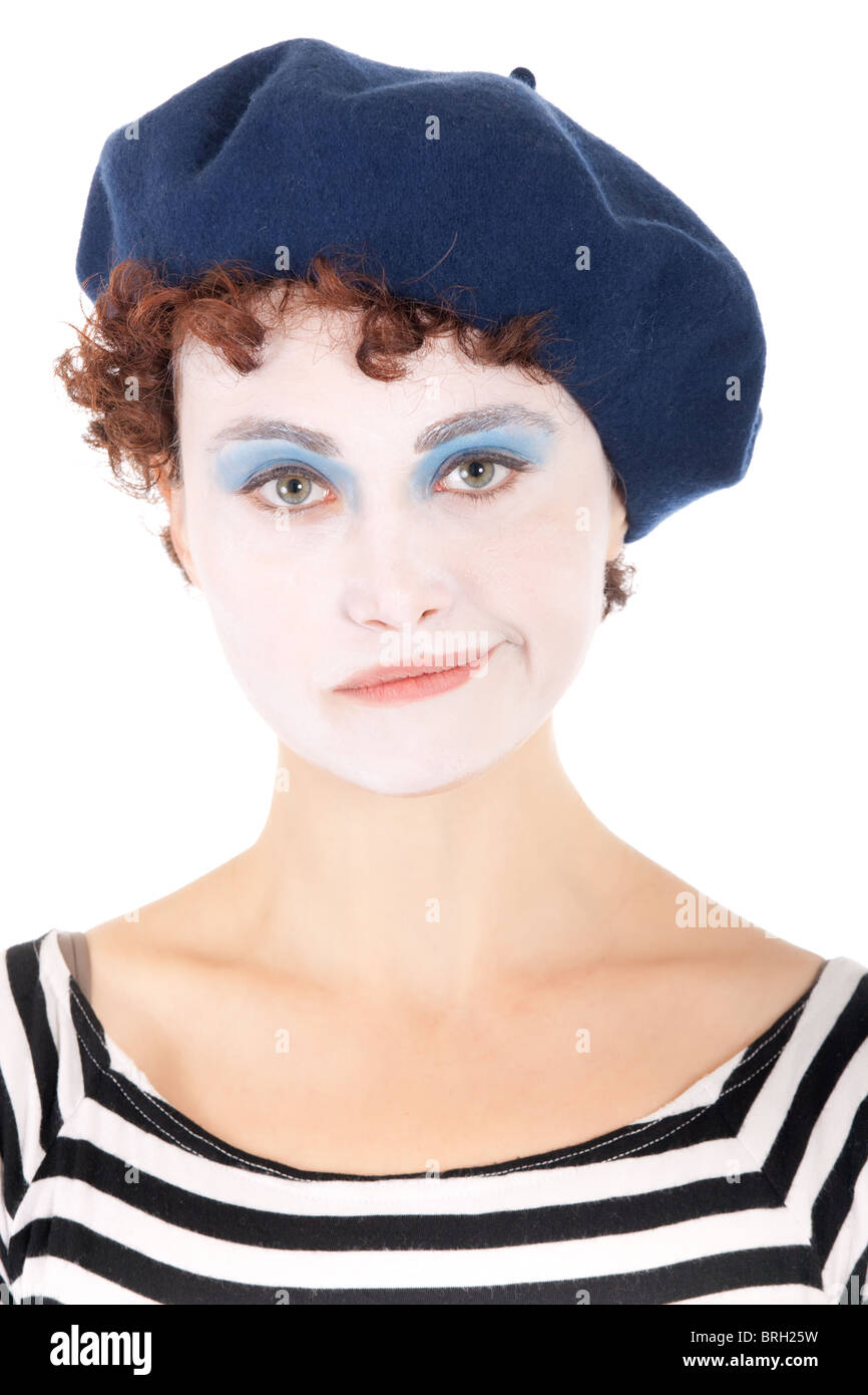 Ritratto di triste clown donna che indossa blue beret isolato su bianco Foto Stock