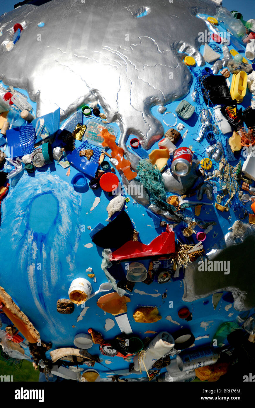 Inquinamento del mare concetto, Globe scultura, Marsiglia, Francia Foto Stock
