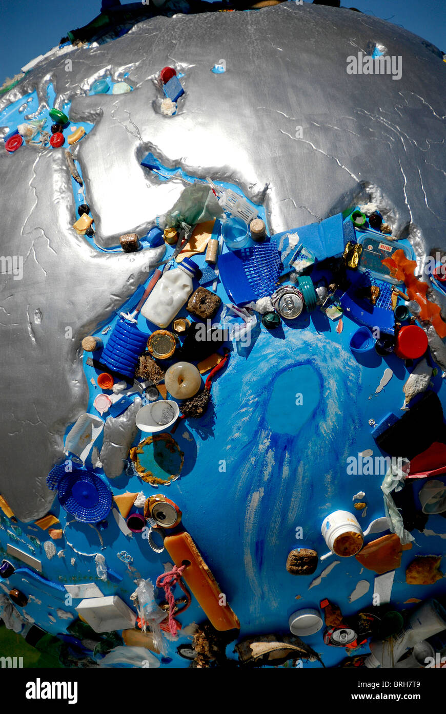 Inquinamento del mare concetto, 'Peur blue', Globe scultura, da Coolglobes Marsiglia 2010, Marsiglia, Francia Foto Stock