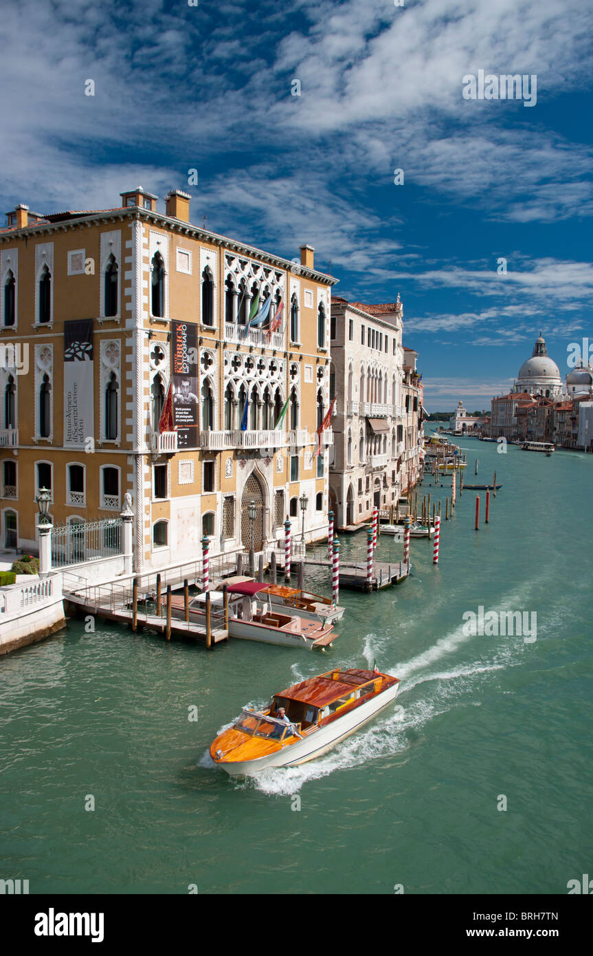 Vista sul Canal Grande dal ponte dell'Accademia, Venezia, Italia Foto Stock