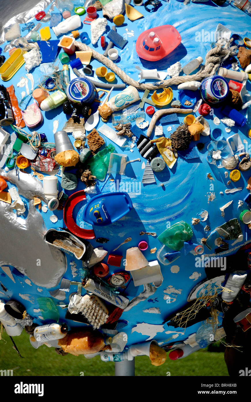 Inquinamento del mare concetto, 'Peur blue', Globe scultura, da Coolglobes Marsiglia 2010, Marsiglia, Francia Foto Stock