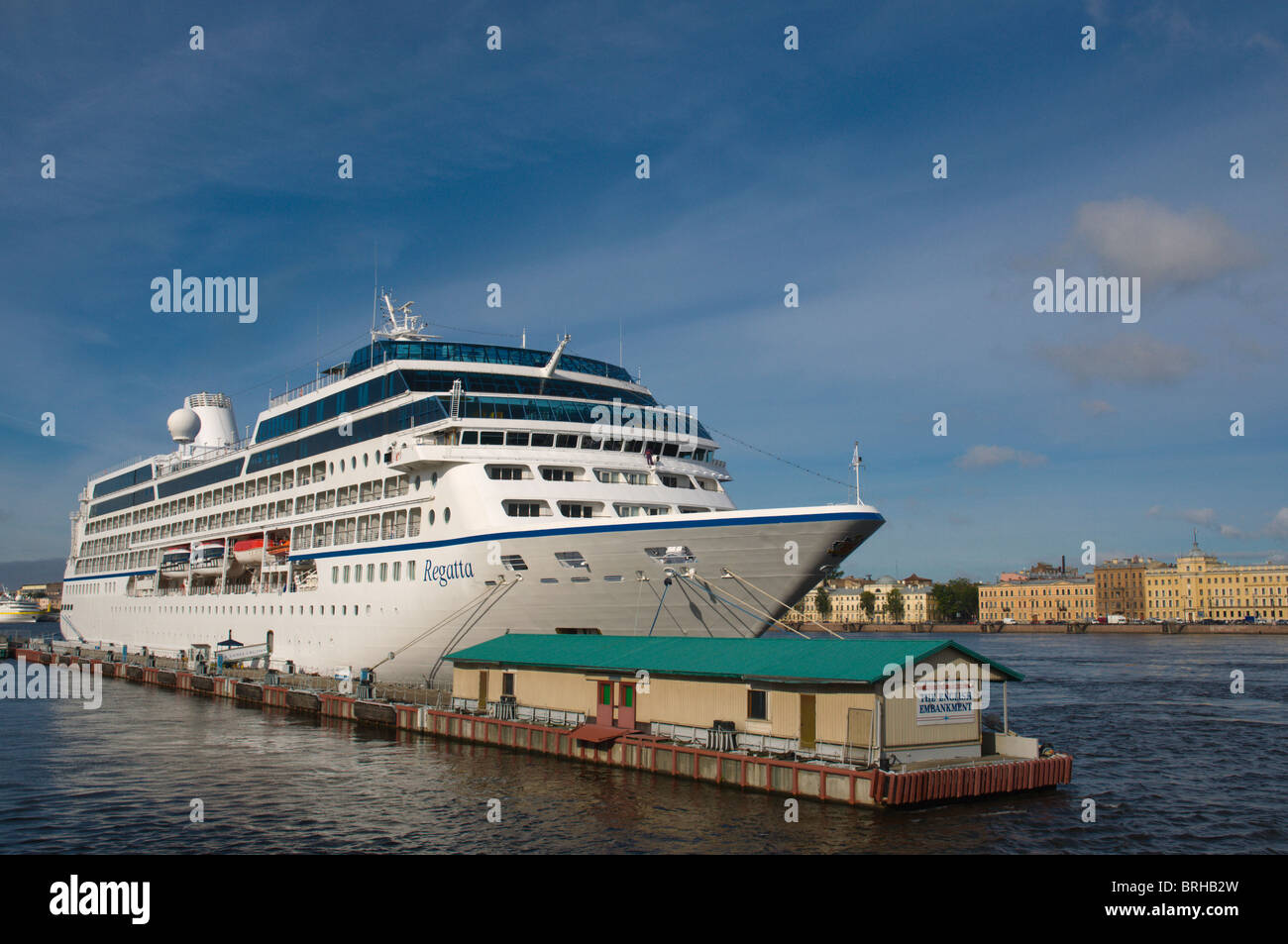 Traghetto ancorato al terrapieno inglese dal fiume Neva central st Pietroburgo Russia Europa Foto Stock