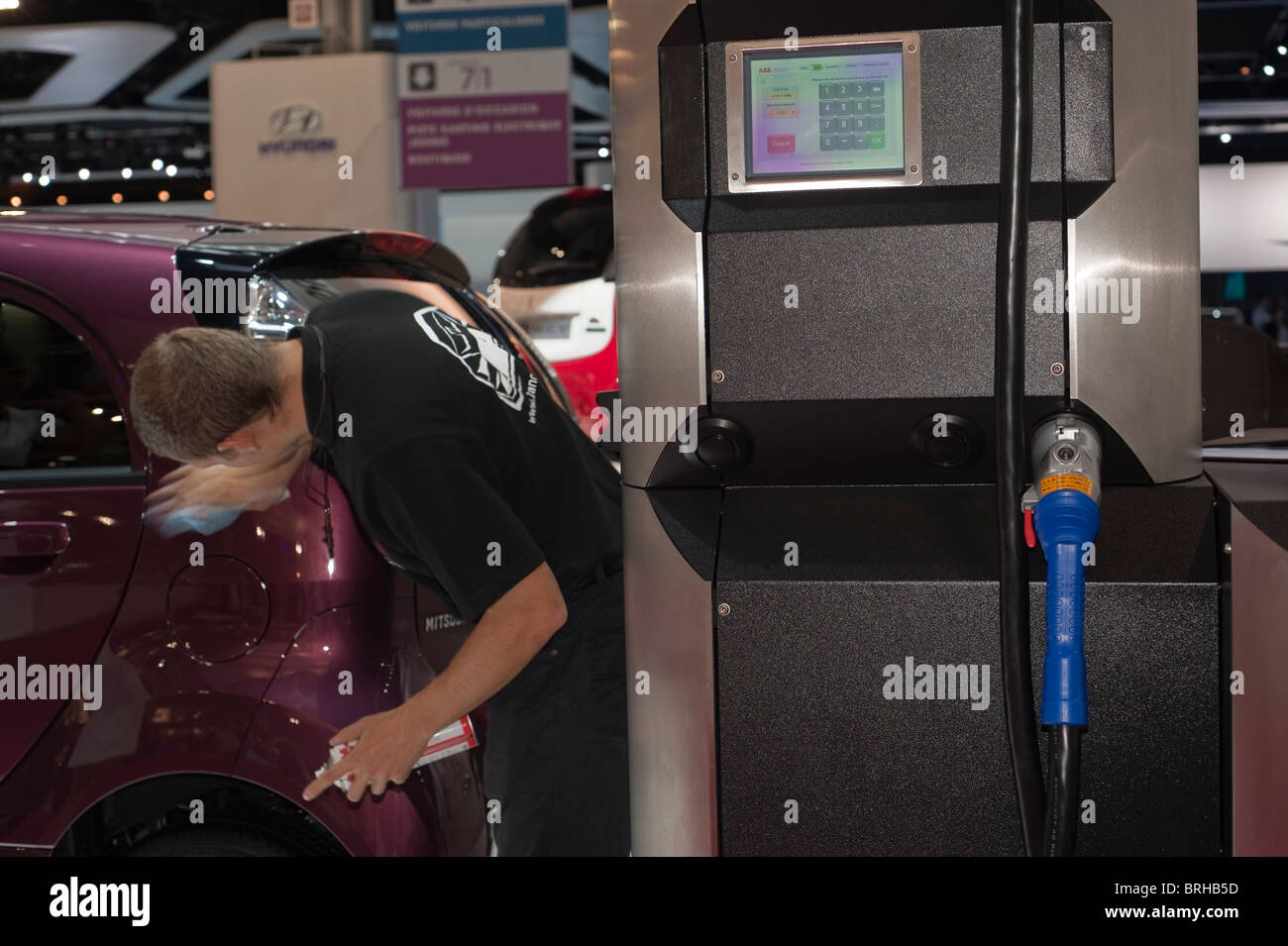 Parigi, Francia, Parigi Car Show, auto elettriche, Hyandai Equus, dettaglio caricatore elettrico, Uomo Macchina di pulizia Foto Stock