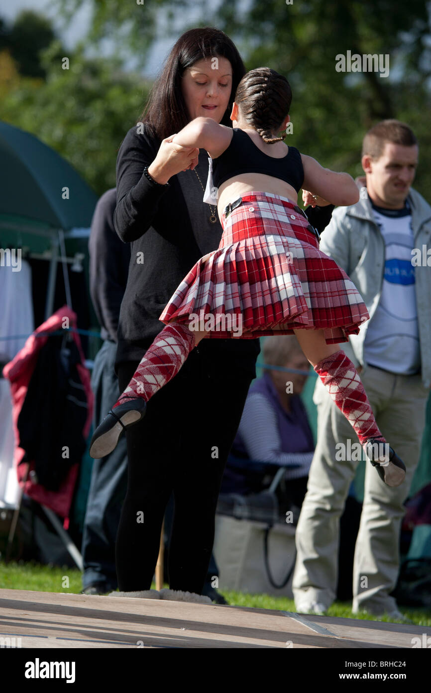 Un giovane talento ballerino highland sta eseguendo a Peebles giochi delle Highland, Peebles, Scozia Foto Stock