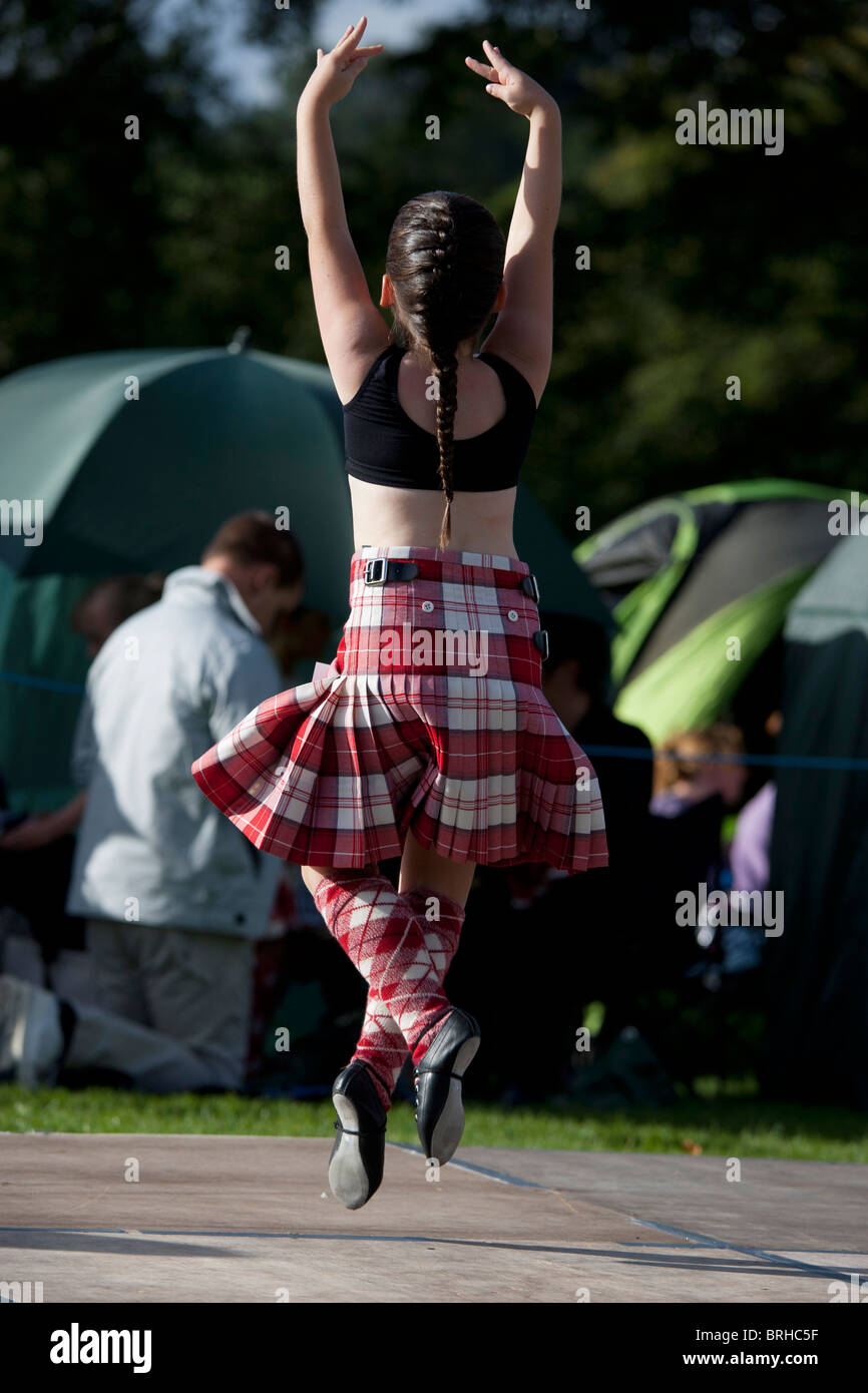 Un giovane talento ballerino highland sta eseguendo a Peebles giochi delle Highland, Peebles, Scozia Foto Stock