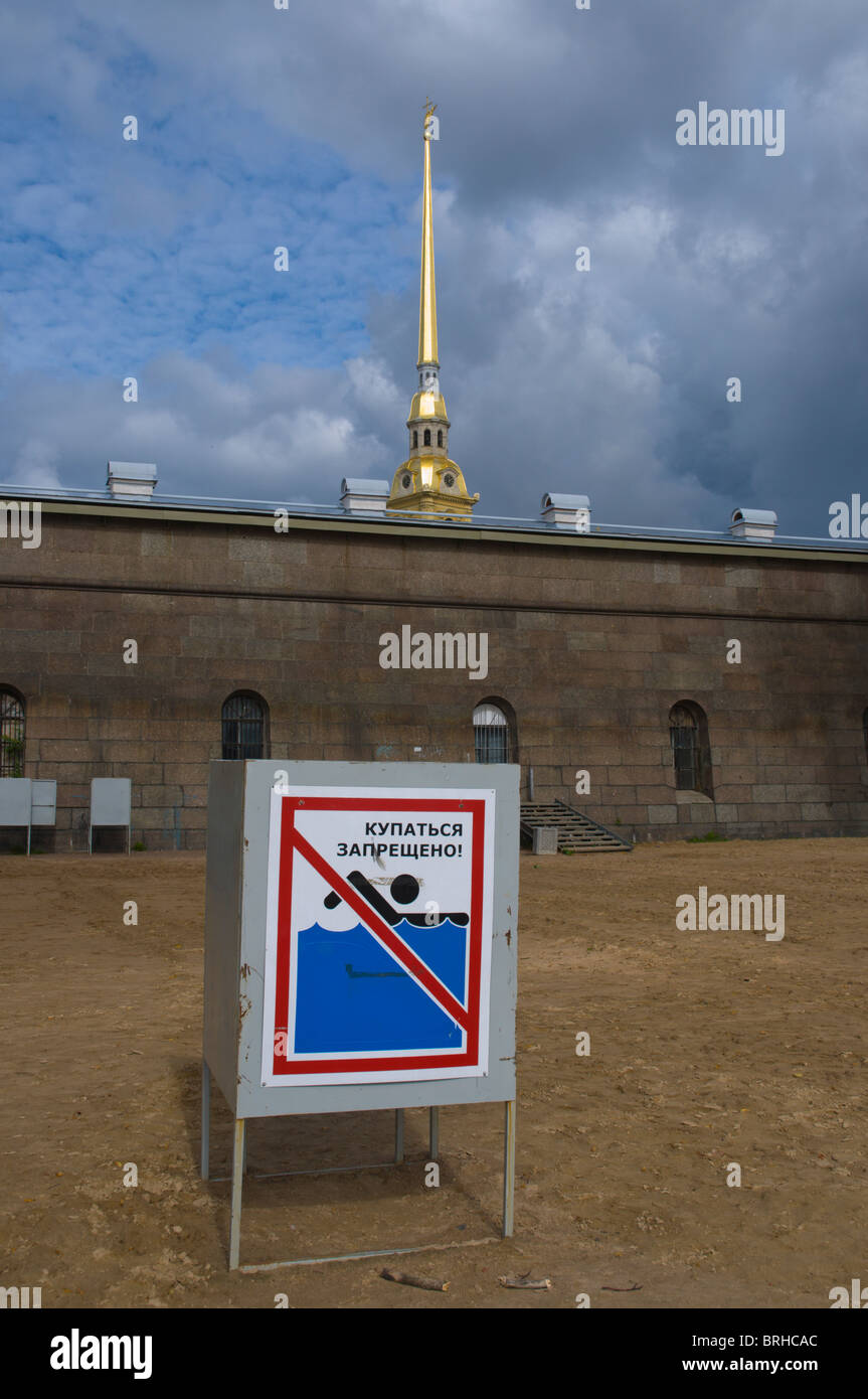 Nuoto vietato alla spiaggia della fortezza di Pietro e Paolo a Zayachy isola San Pietroburgo Russia Europa Foto Stock