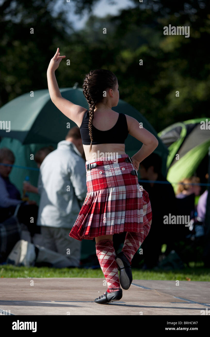 Un giovane talento ballerino highland sta eseguendo a Peebles giochi delle Highland, Peebles, Scozia Foto Stock