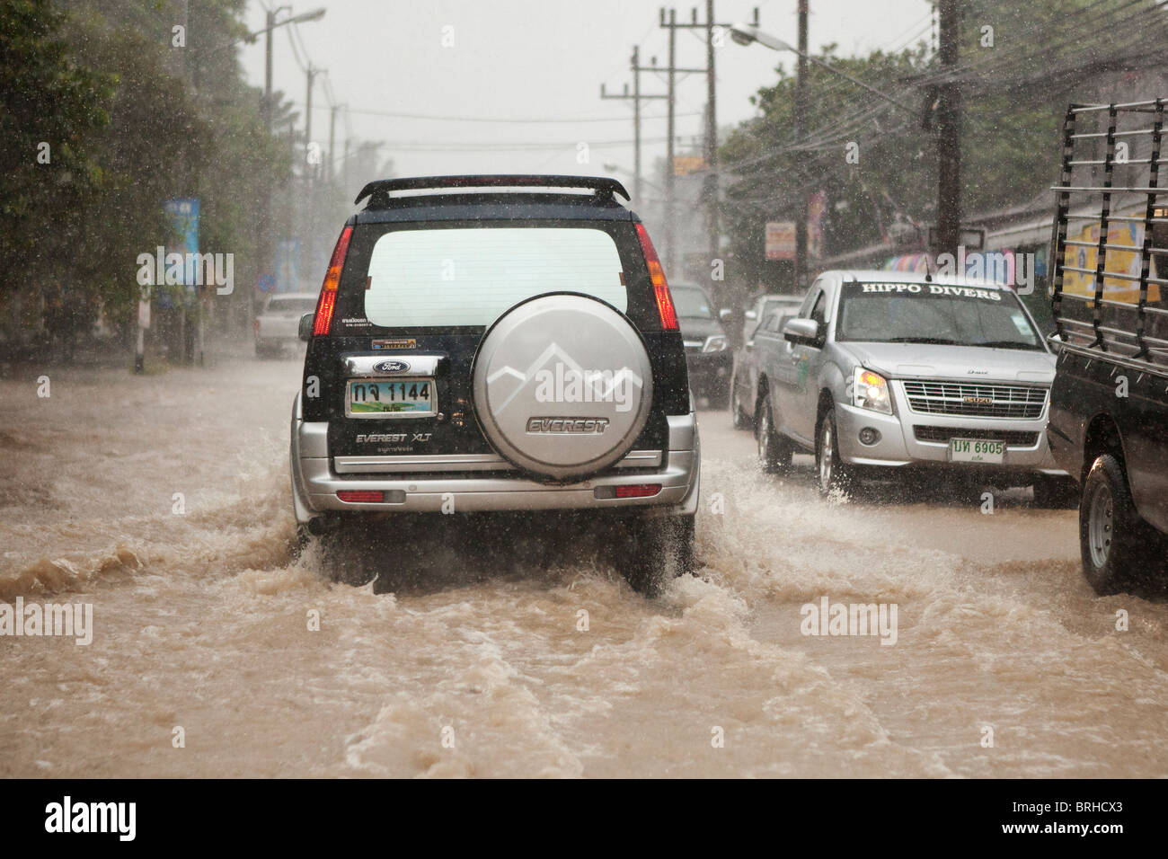 Il traffico su strade allagate durante la stagione dei monsoni in Thailandia Foto Stock