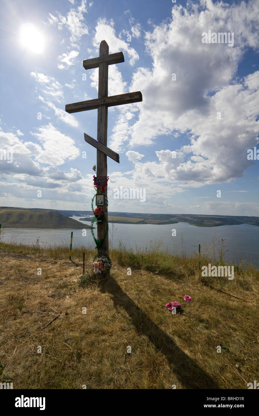 Chiesa russo-ortodossa croce su una collina vicino Bakota rock monastero  Ucraina Occidentale Foto stock - Alamy