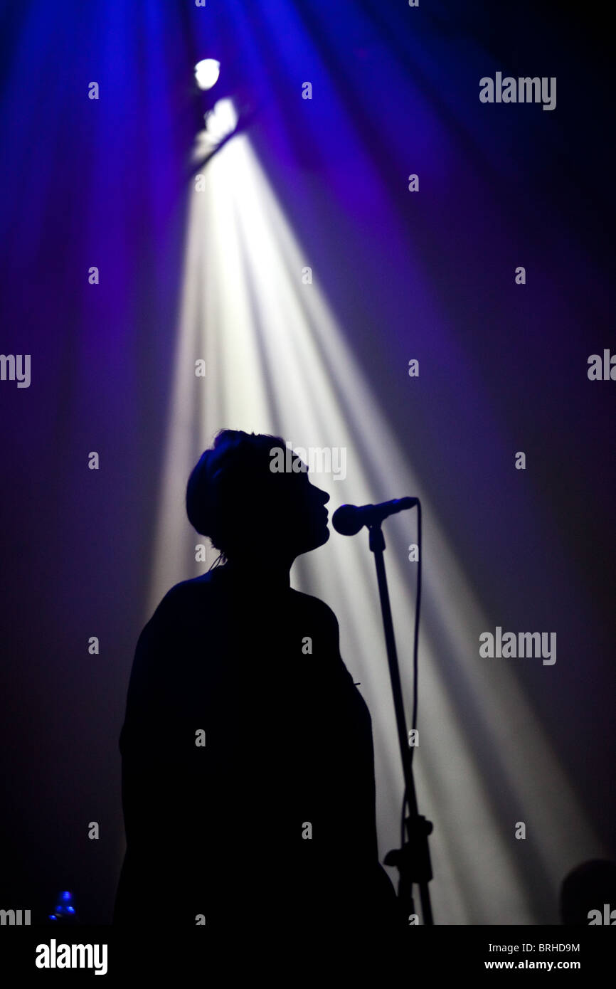Silhouette di un cantante sul palco Foto Stock