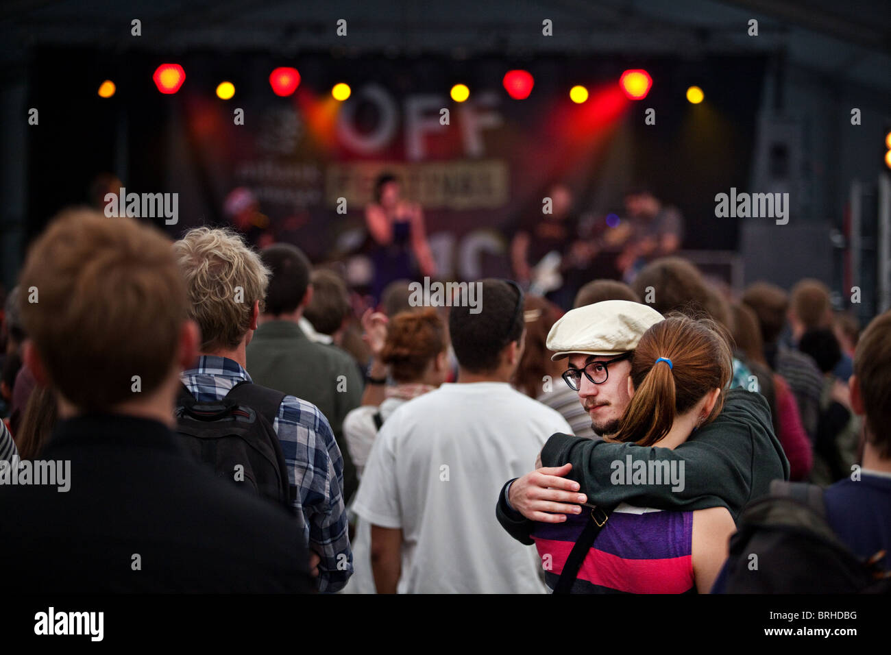 Due giovani abbracciando durante un concerto rock, Katowice, Polonia Foto Stock