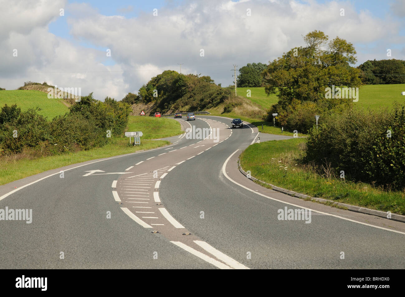 Attraversare le strade con corsia di destra per ruotare la A388 trunk road Cornwall Inghilterra REGNO UNITO Foto Stock