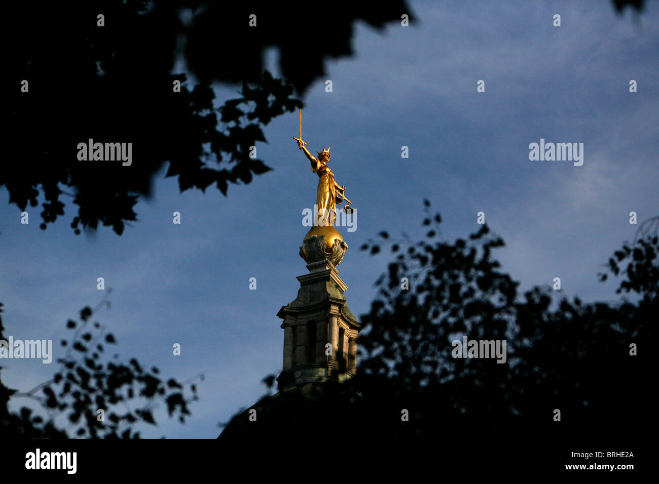 Statua di giustizia sulla sommità della Old Bailey (centrale Tribunale penale), la città di Londra, Regno Unito Foto Stock
