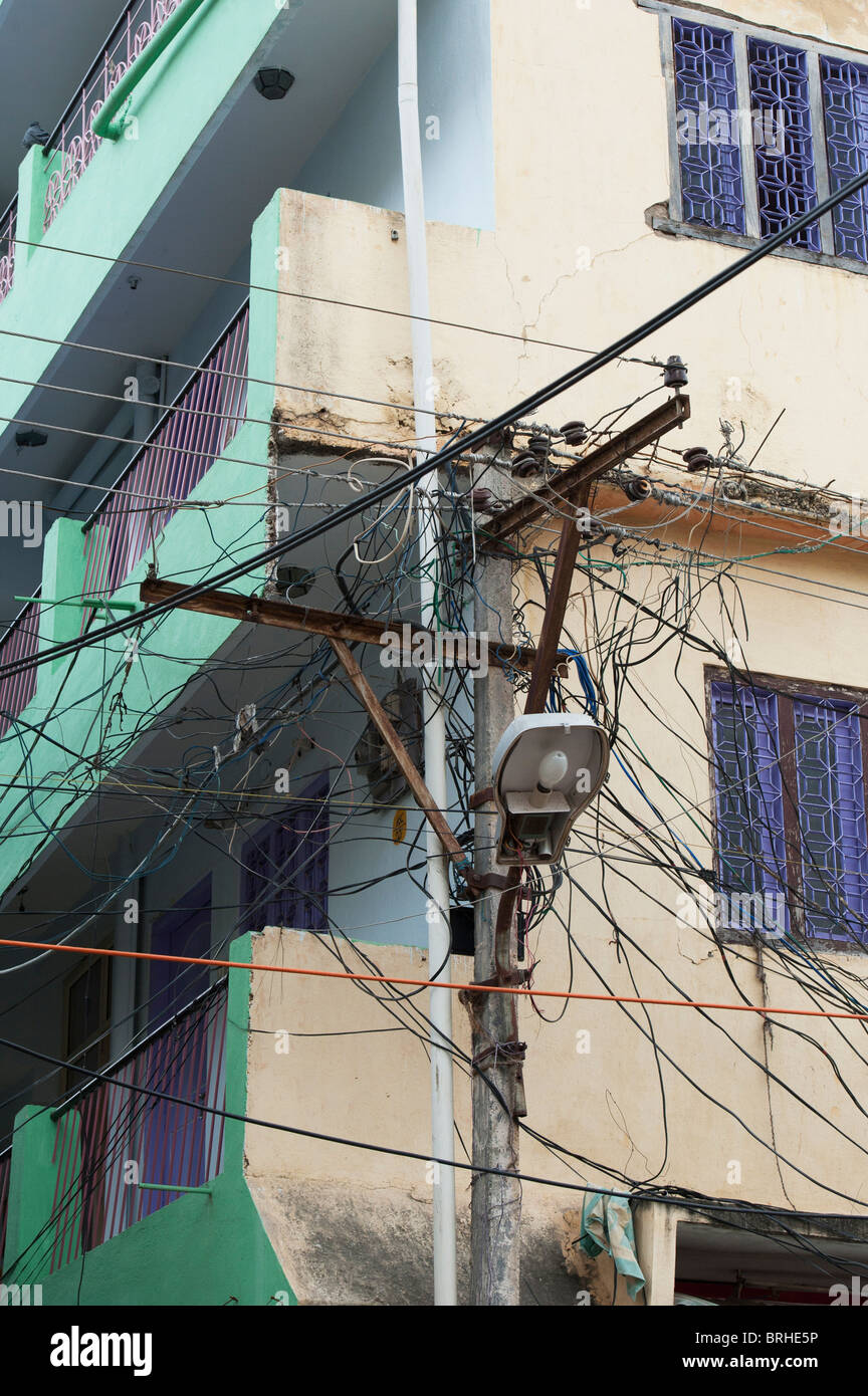 Elettricità pilone, cavi e lampione in un Indiano street di Puttaparthi. Andhra Pradesh, India Foto Stock