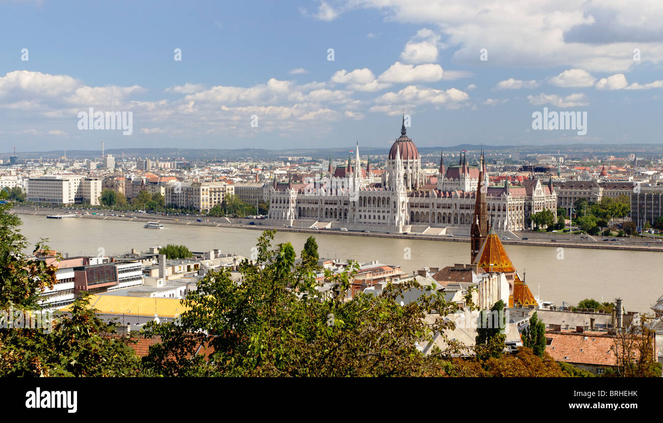 Punto di vista del Parlamento a Budapest, in Ungheria da lungo il Danubio sulla Collina di Buda Foto Stock