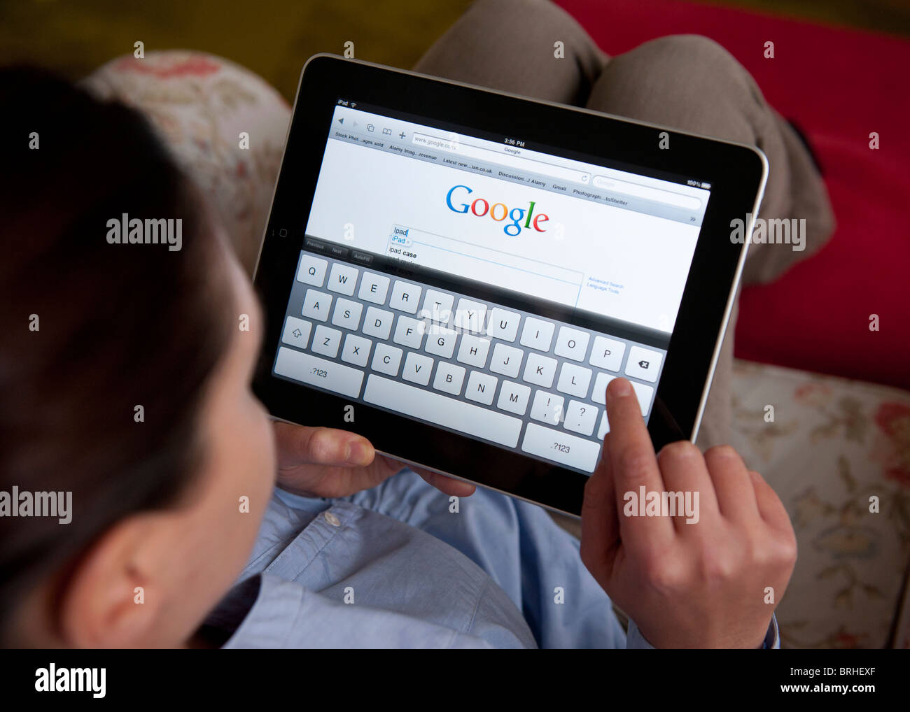 Donna ricerca sul sito web di Google utilizzando computer tablet iPad Foto Stock