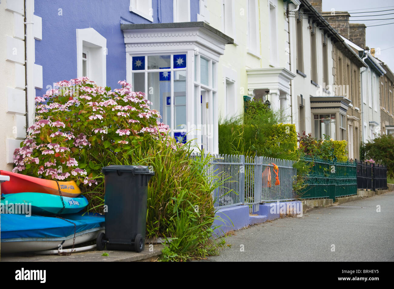 Terrazza di case con piazza portici in gallese città costiera di New Quay Ceredigion West Wales UK Foto Stock
