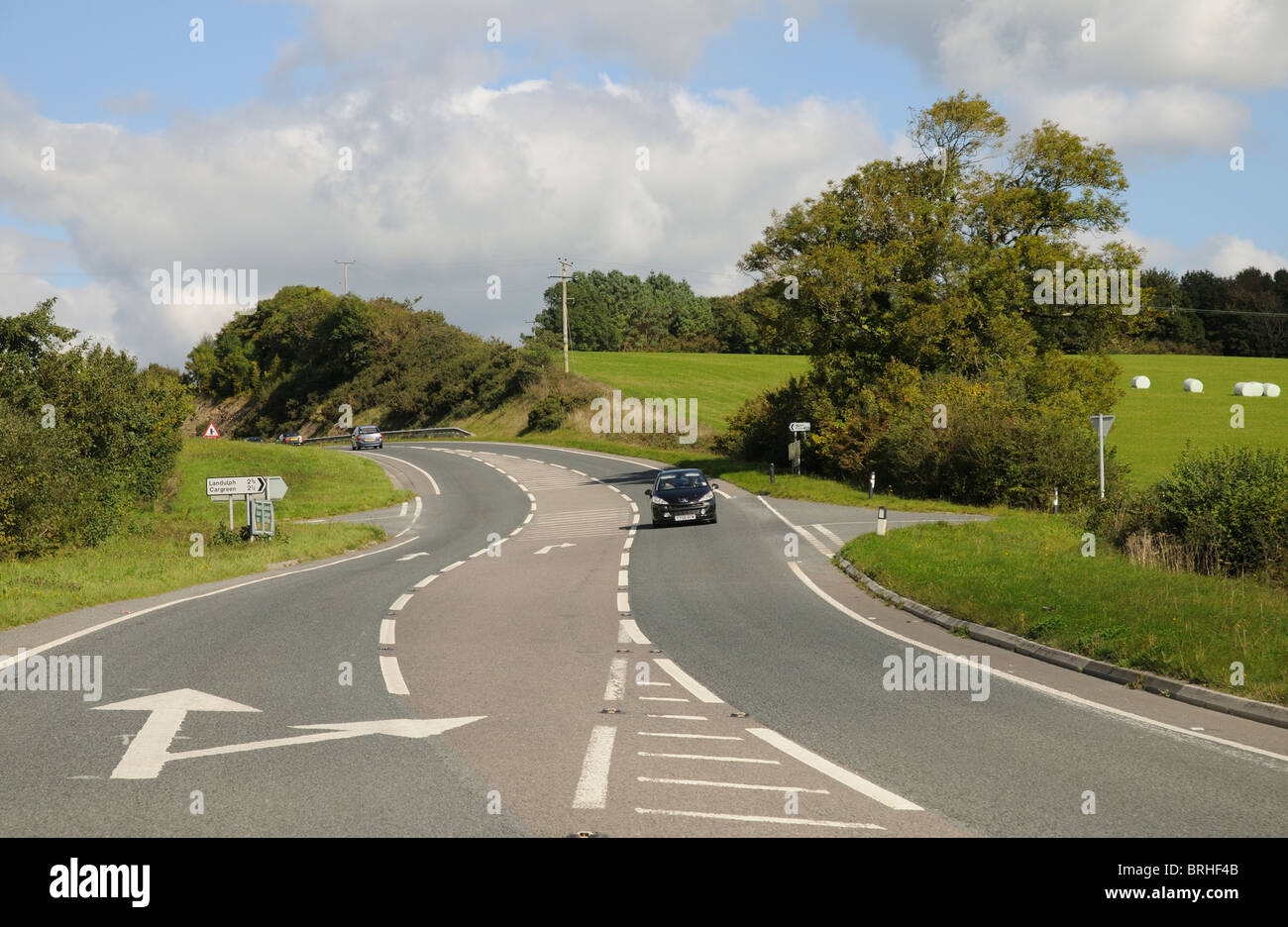 Attraversare le strade con corsia di destra per ruotare la A388 trunk road Cornwall Inghilterra REGNO UNITO Foto Stock