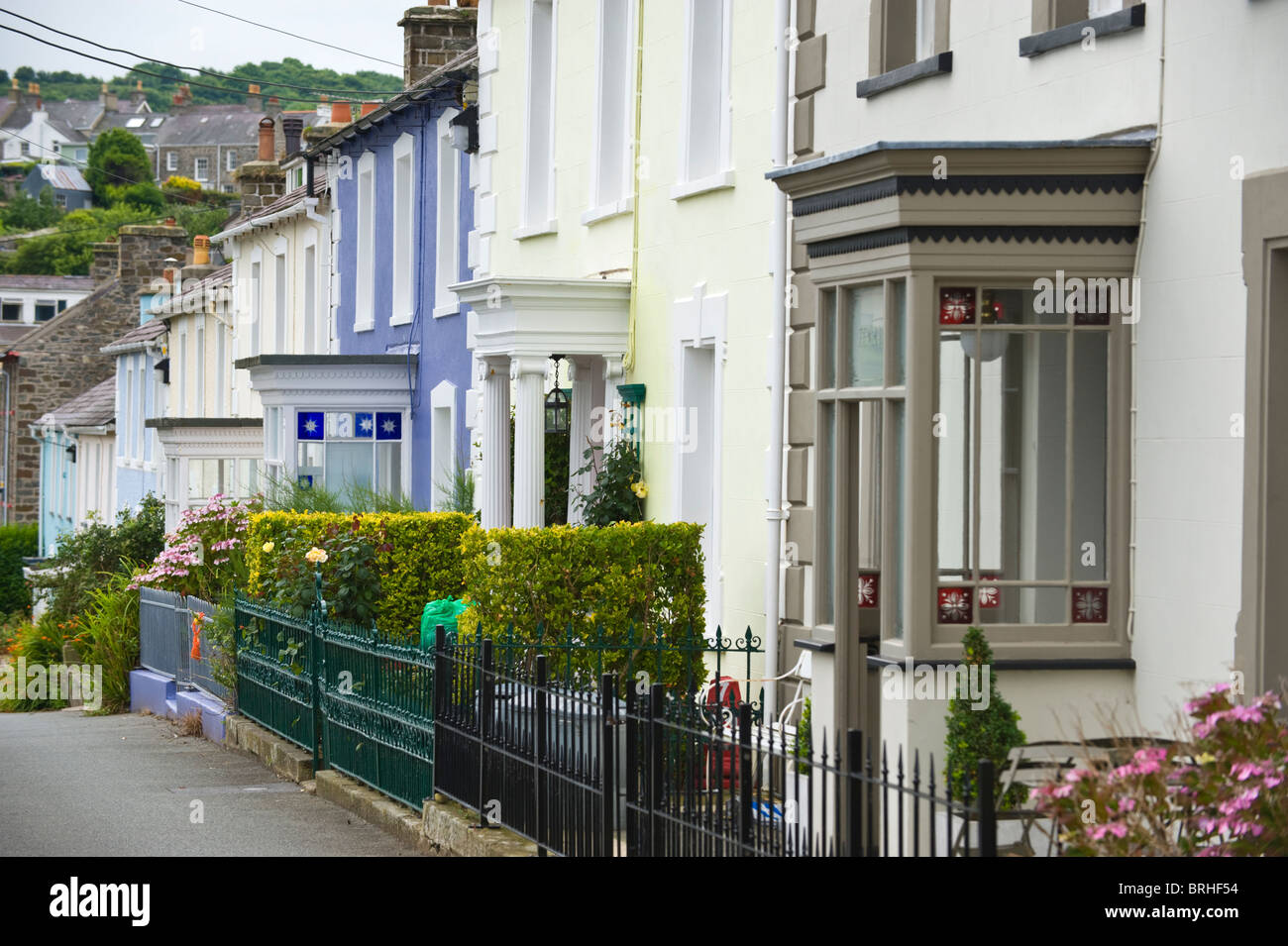 Terrazza di case con piazza portici in gallese città costiera di New Quay Ceredigion West Wales UK Foto Stock