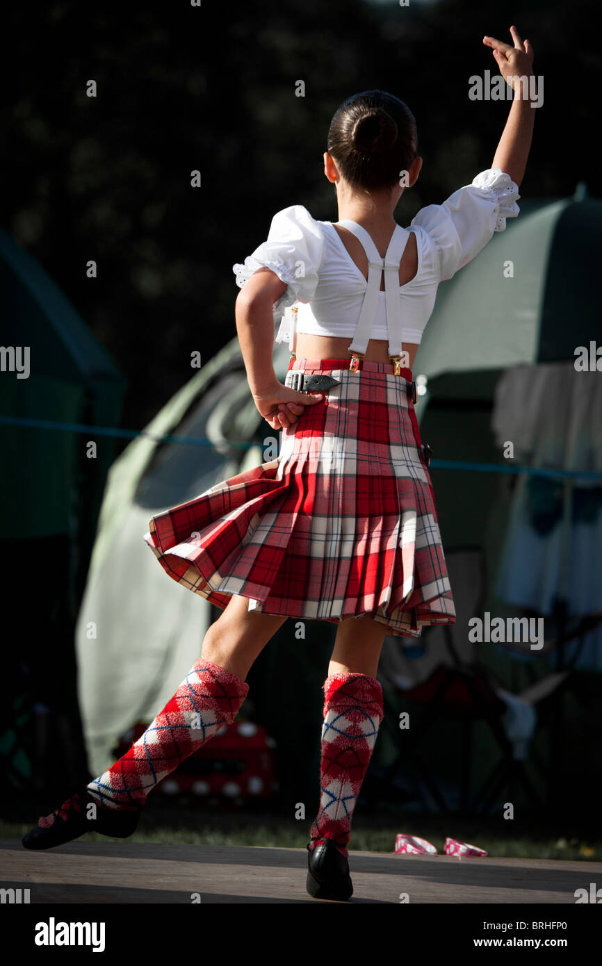 Un giovane talento ballerino highland sta eseguendo a Peebles giochi delle Highland, Peebles, Scozia Foto Stock