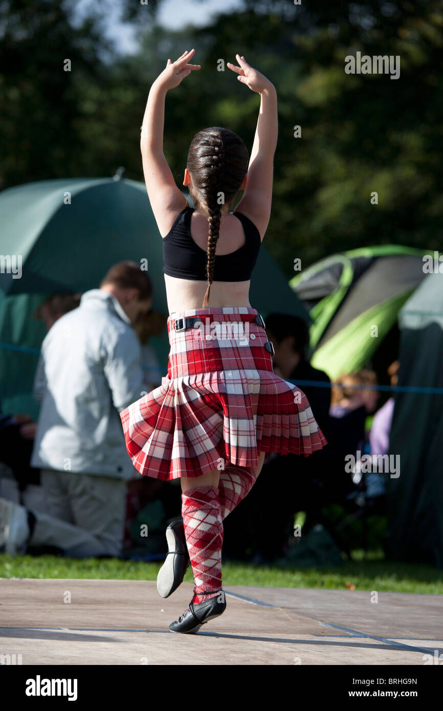 Un giovane talento ballerino highland sta eseguendo a Peebles giochi delle Highland, Peebles, Scozia Foto Stock