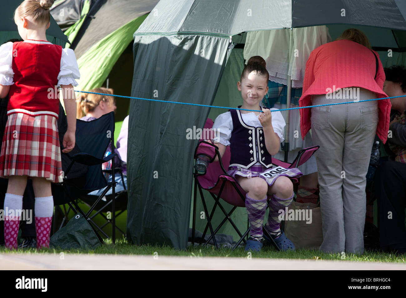 Un giovane ballerino highland è in attesa prima di eseguire a Peebles giochi delle Highland, Peebles, Scozia Foto Stock