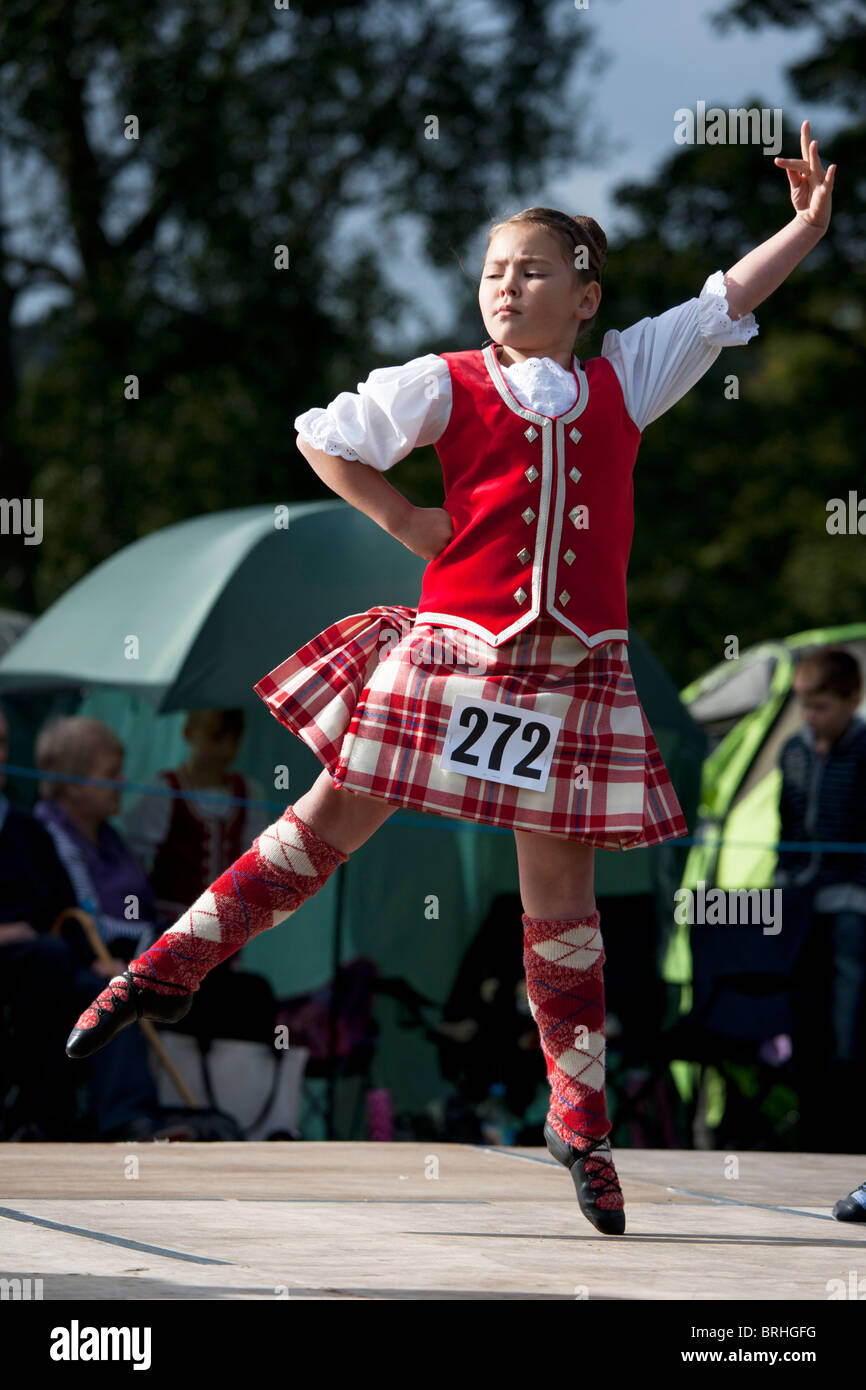 Un giovane talento ballerino highland sta eseguendo a Peebles giochi delle Highland, Peebles, Scozia Foto Stock