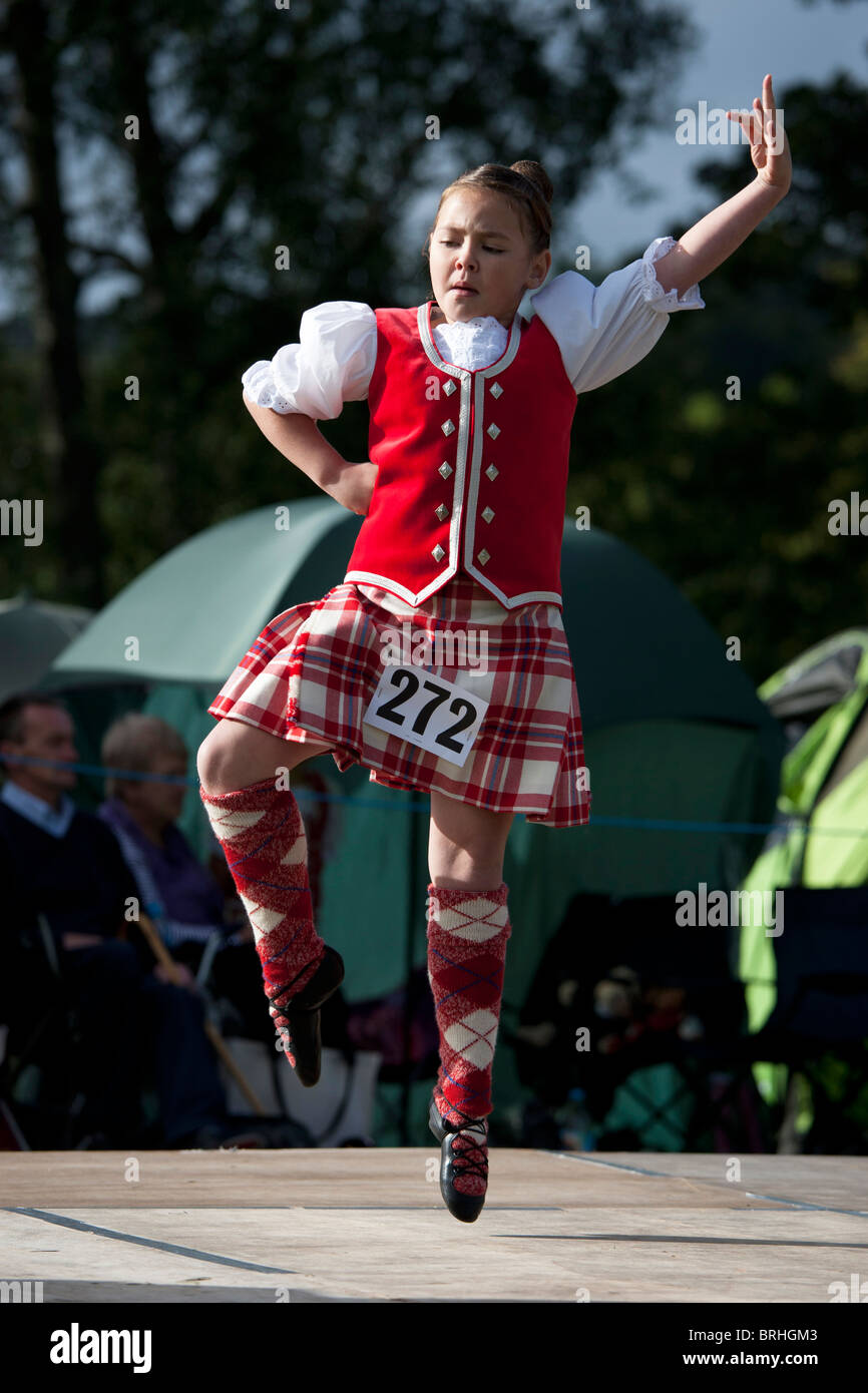 Un giovane talento ballerino highland sta eseguendo a Peebles giochi delle Highland, Peebles, Scozia Foto Stock