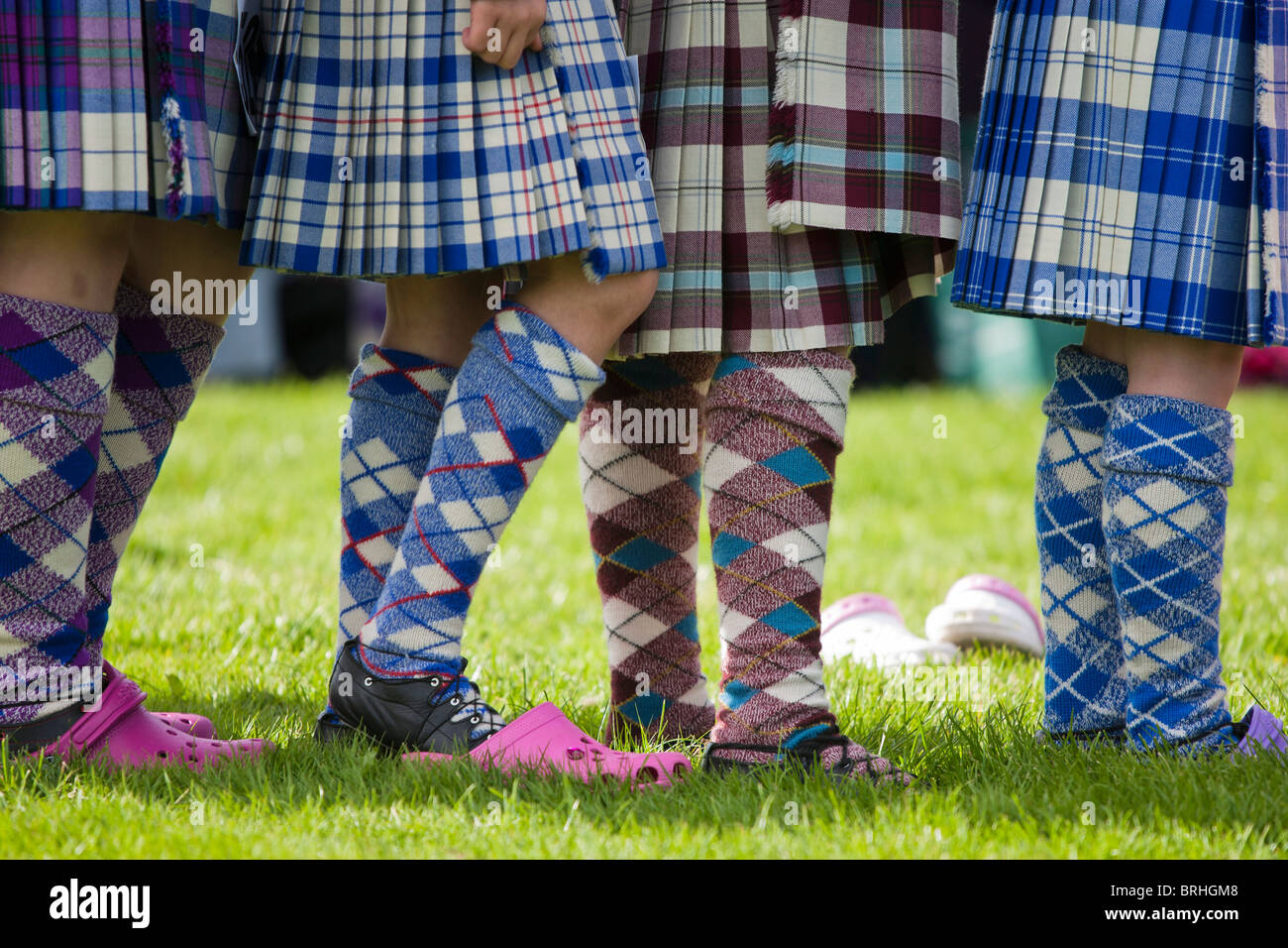 I giovani danzatori highland sono in attesa in linea prima di eseguire a Peebles giochi delle Highland, Peebles, Scozia Foto Stock