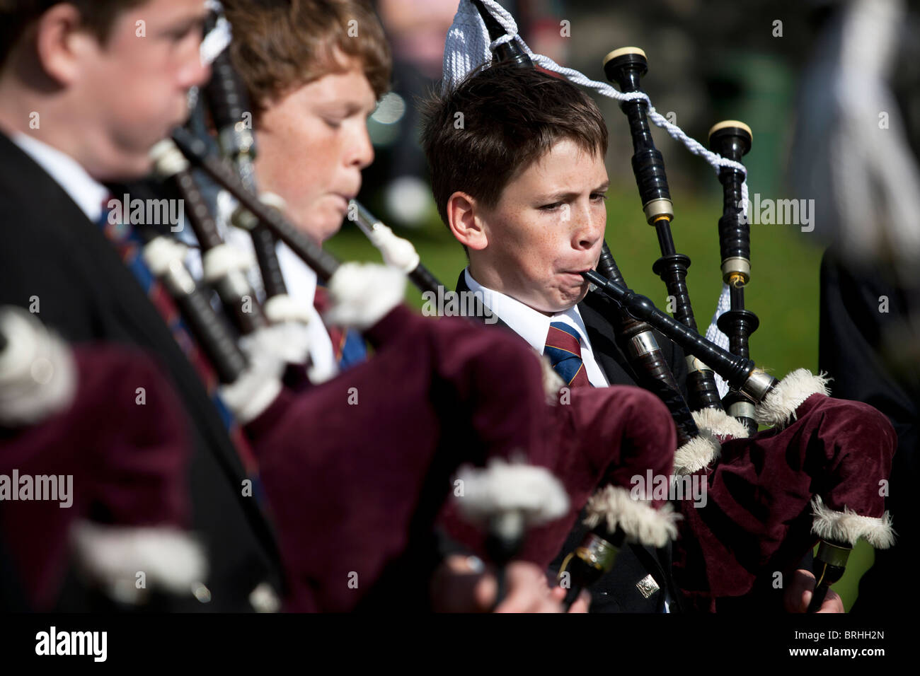 Giovane ragazzo giocando le cornamuse, Peebles Giochi delle Highland, Peebles, Scozia Foto Stock