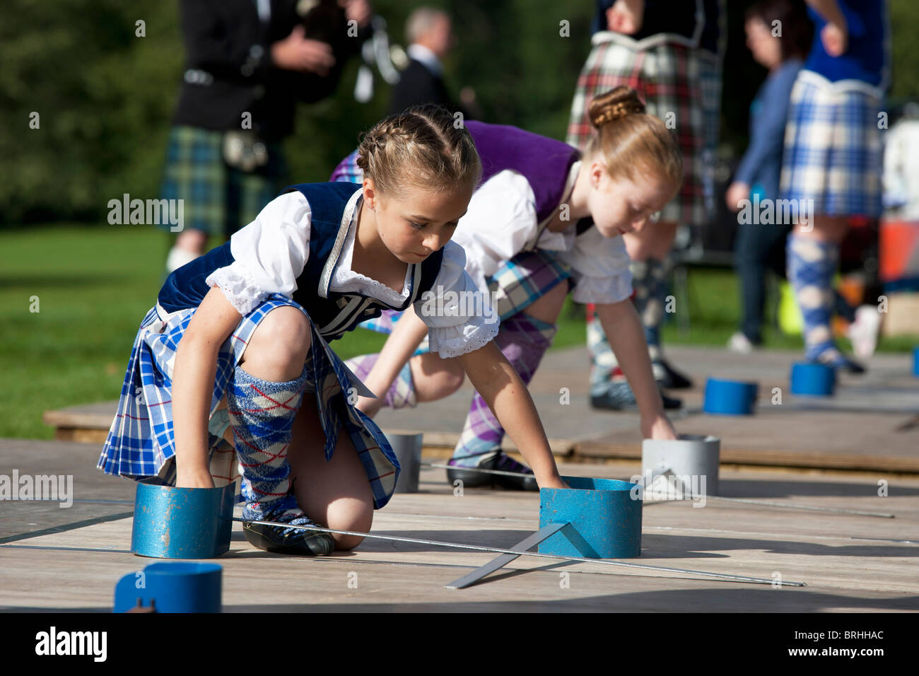 Giovani highland ballerini sono disponendo le spade a terra prima di eseguire a Peebles giochi delle Highland, Peebles, Scozia Foto Stock