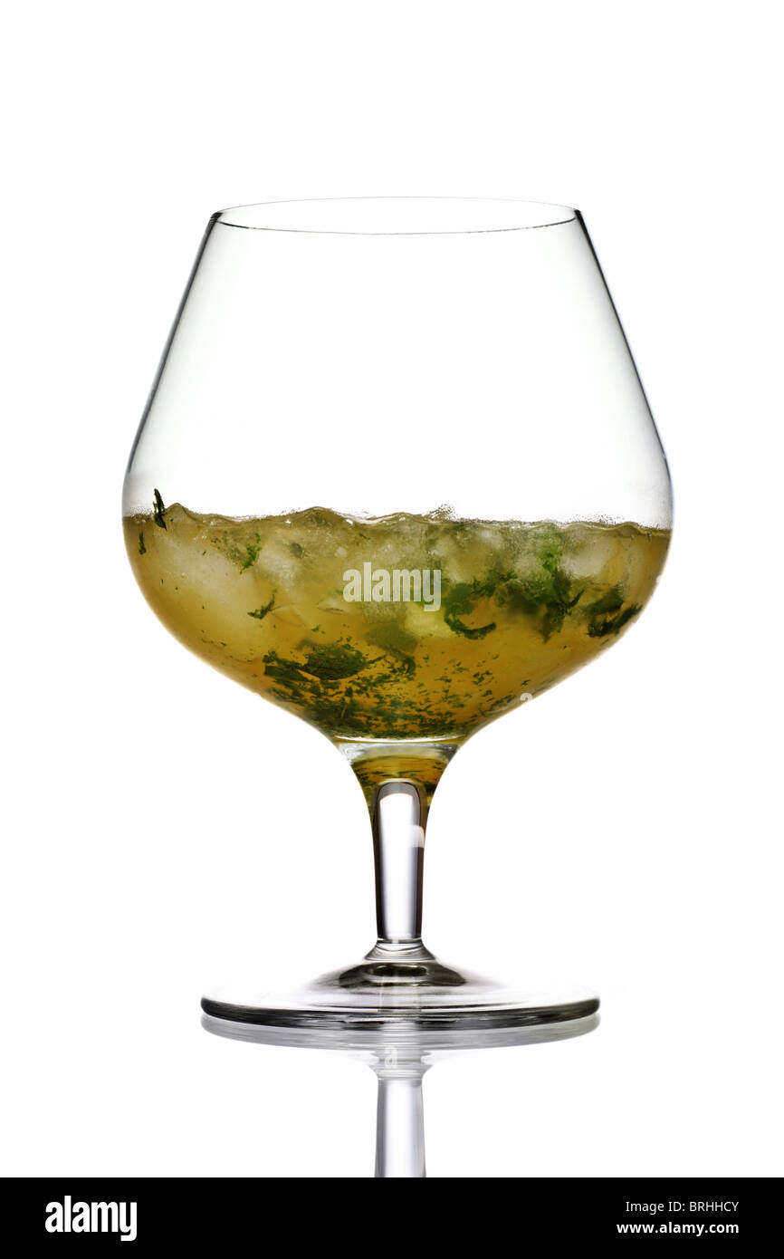 Mint Julep cocktail provenienti dal sud degli Stati Uniti d'America. Può essere fatta con Bourbon whisky o con la menta Foto Stock