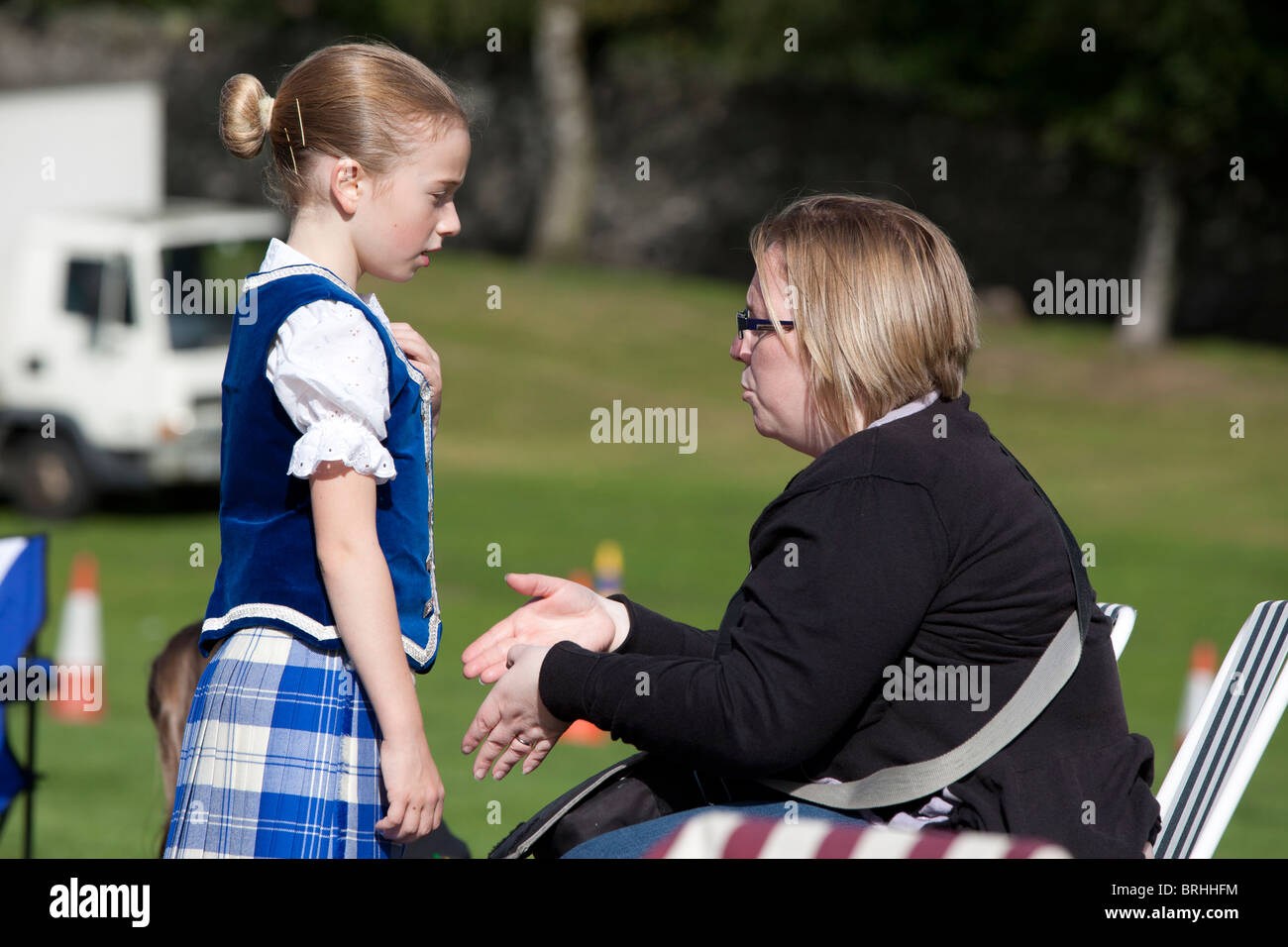 Una madre è spiegare a sua figlia come migliorare, Peebles giochi delle Highland, Scotland, Regno Unito Foto Stock