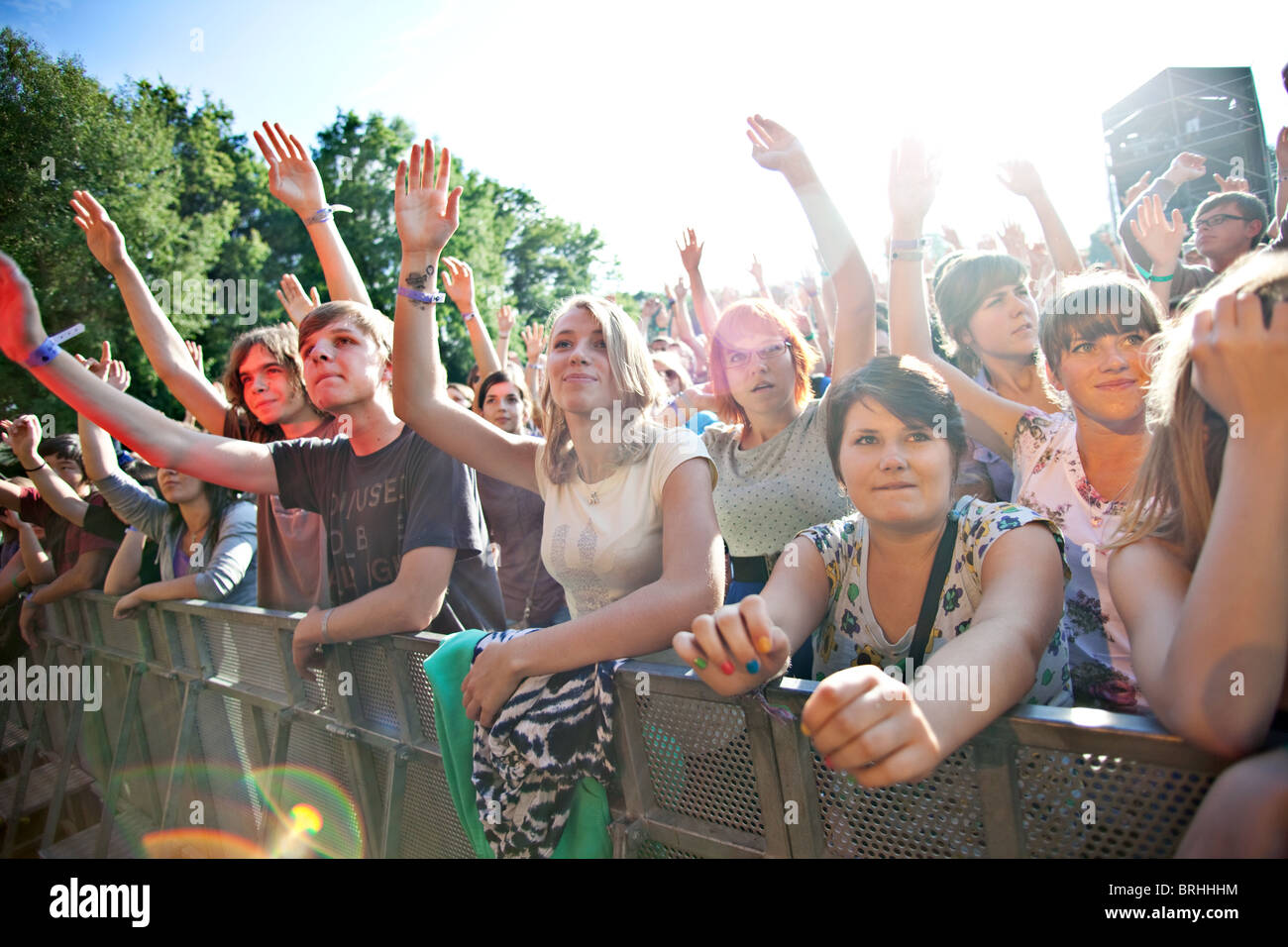 Giovani entusiasti folla durante un concerto rock, Katowice in Polonia Foto Stock