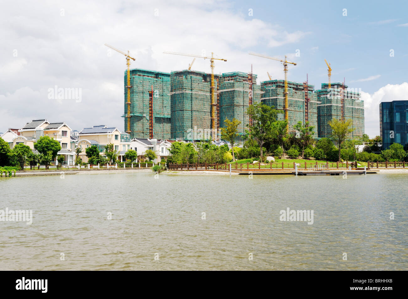 Songjiang, Shanghai, Cina. Case di Lusso e appartamenti visto da Thames Town, uno dei nuovi sviluppi della città in Songjiang Foto Stock