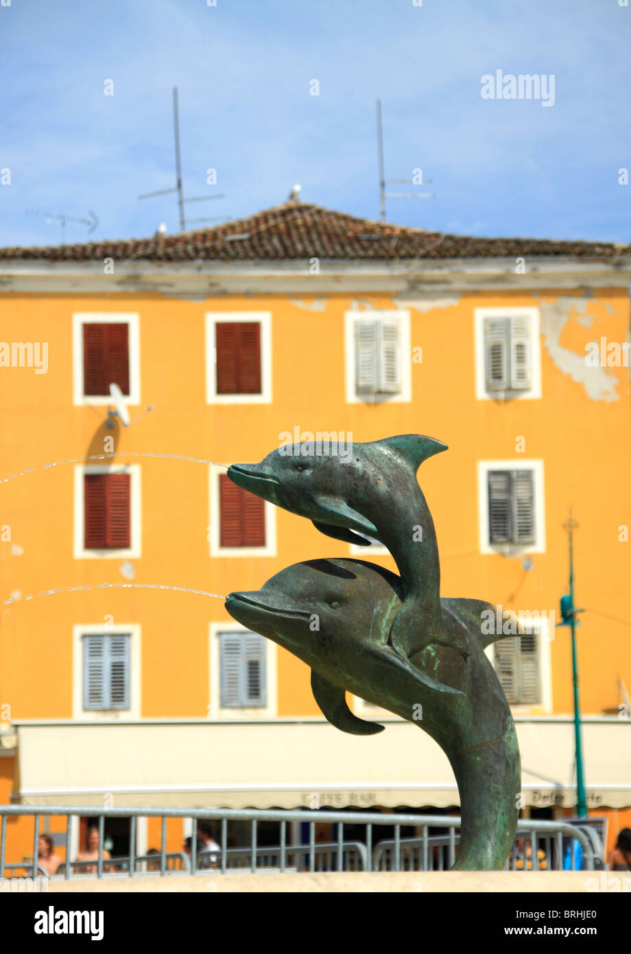 Fontana dei delfini in Mali Losinj sull isola di Cres, Croazia Foto Stock