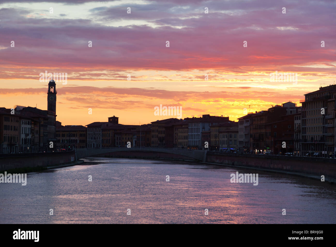 Il fiume Arno al tramonto con golden sky, Pisa, Italia Foto Stock