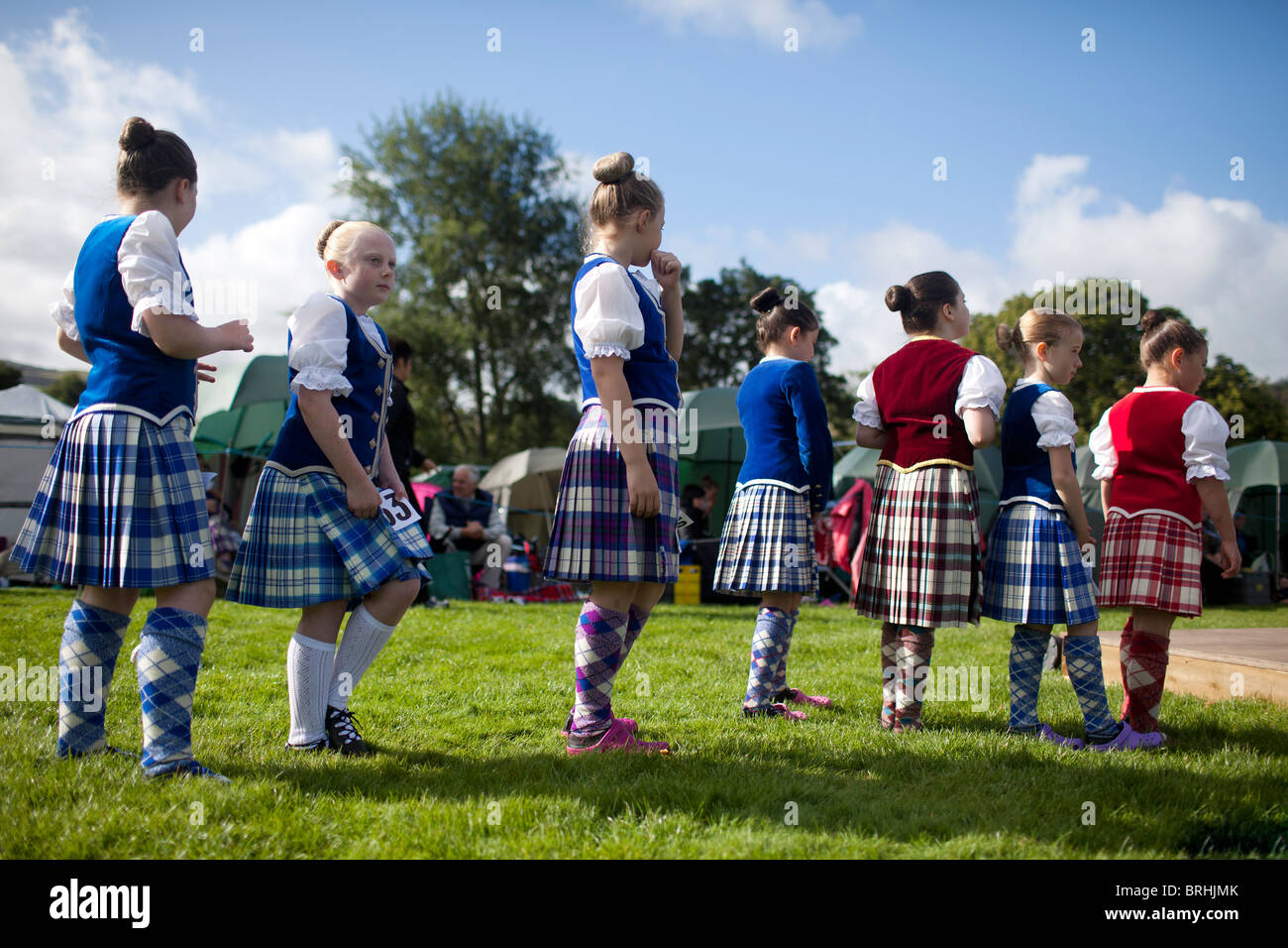 Giovani highland ballerini sono in attesa del loro turno a Peebles giochi delle Highland, Peebles, Scozia Foto Stock