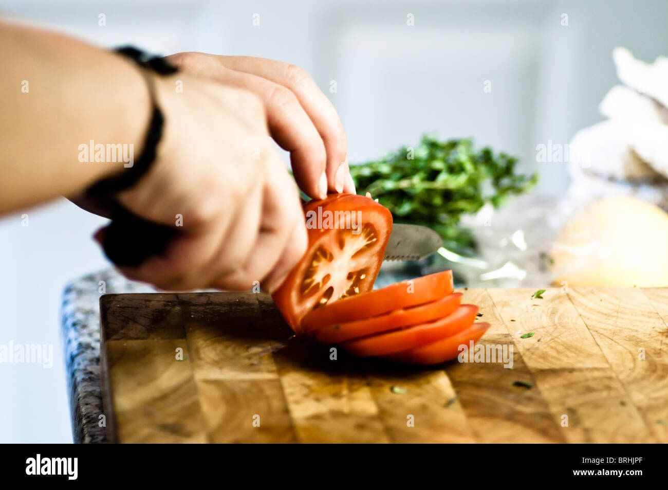 Chef pomodoro Tritare sul tagliere Foto Stock