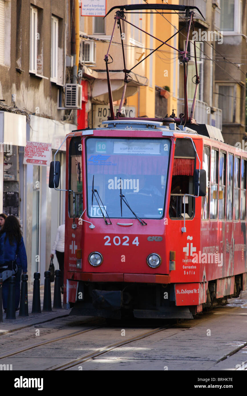 Tram rosso per le strade di Sofia, Bulgaria Foto Stock