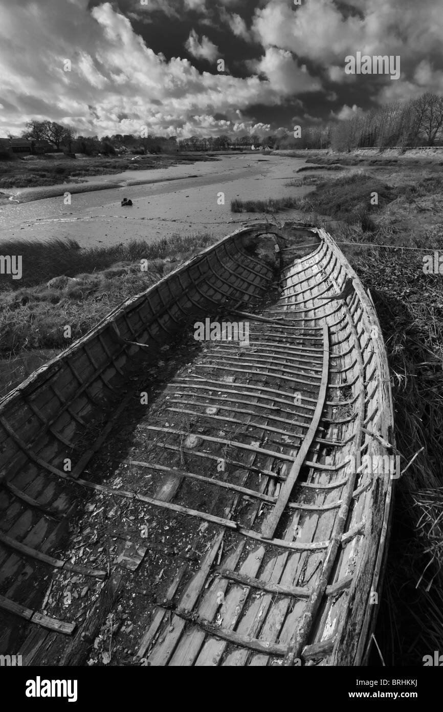 Una vecchia barca a remi a Fremington Quay sul Tarka Sentiero ciclabile, Barnstaple, Devon, Regno Unito Foto Stock