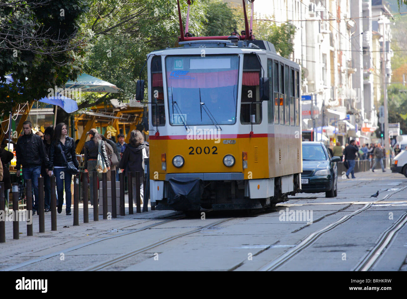 Tram giallo per le strade di Sofia, Bulgaria Foto Stock
