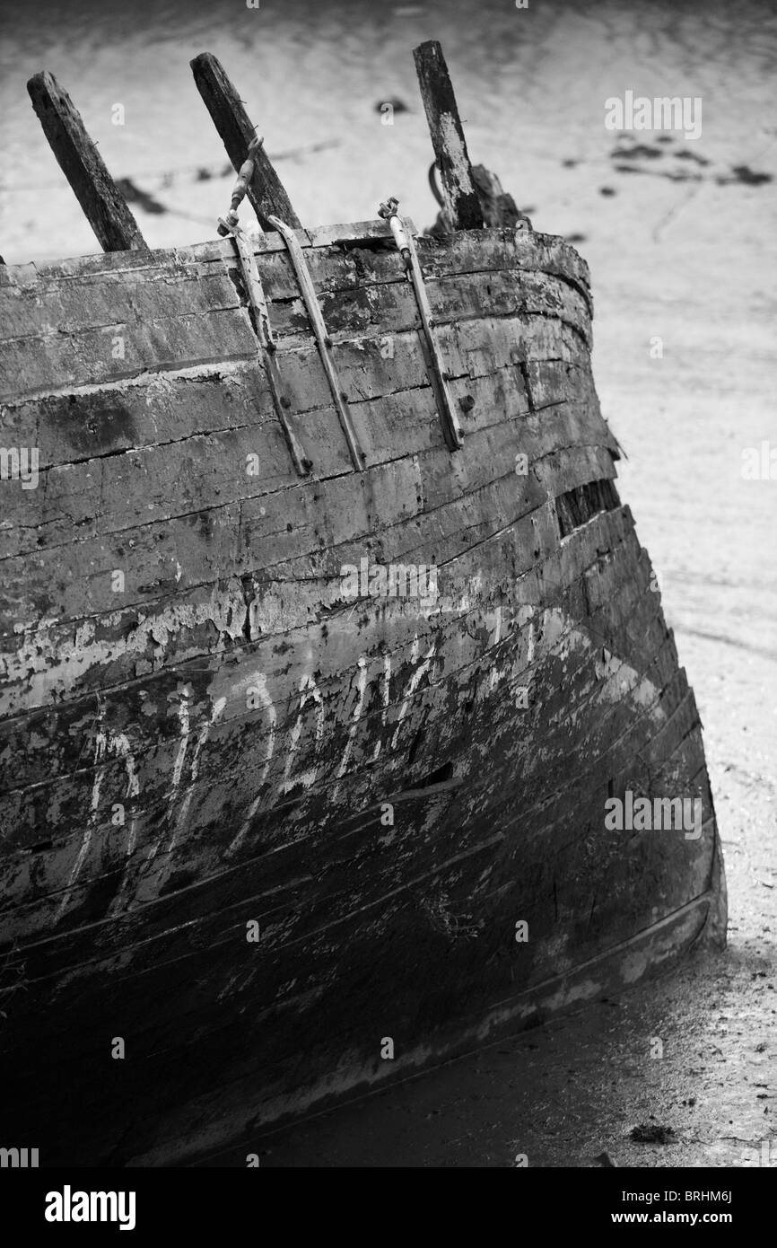 Lo scafo di una vecchia barca a Fremington Quay sul Tarka Sentiero ciclabile, Barnstaple, Devon, Regno Unito Foto Stock