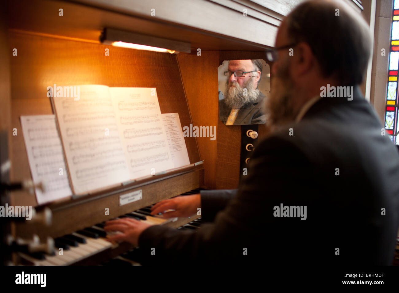 Un uomo sta giocando l'organo, Martins Memorial Church, Stornoway, isola di Lewis, Scozia Foto Stock