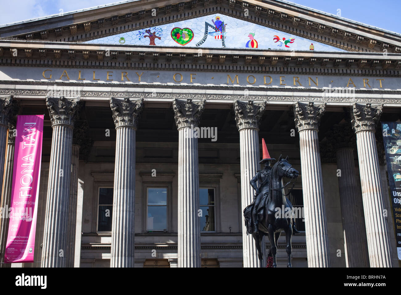 Esterno del Glasgow il Museo di Arte Moderna di Royal Exchange Square. La statua è del Duca di Wellington Foto Stock