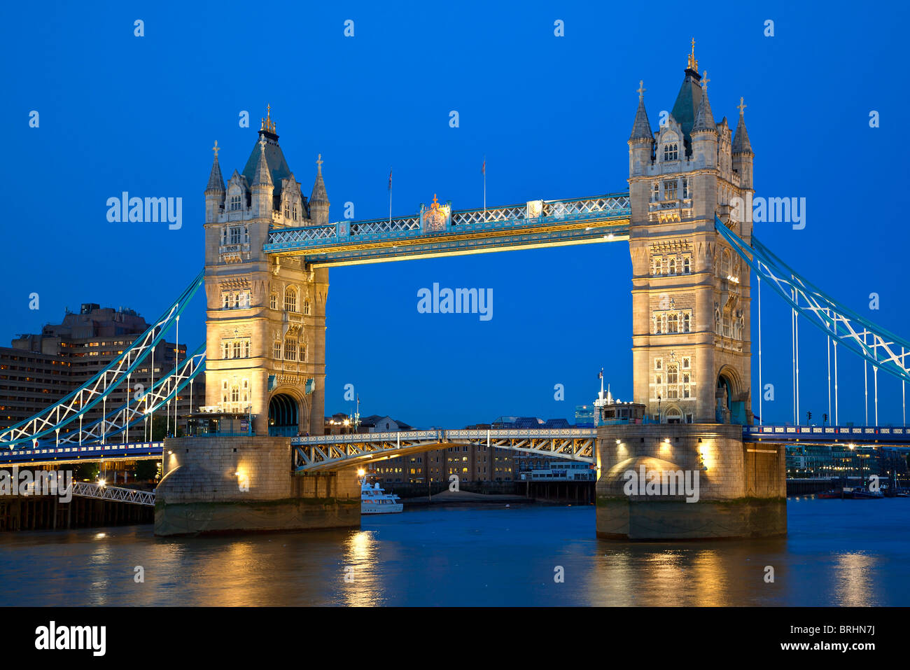 Il Tower Bridge illuminato al tramonto a Londra, Inghilterra. Foto Stock