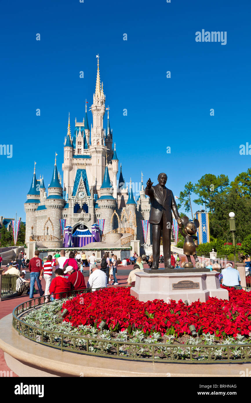 Statua di Walt and Topolino's Partners di fronte al Castello di Cenerentola nel parco a tema del Regno Magico di Walt Disney Foto Stock